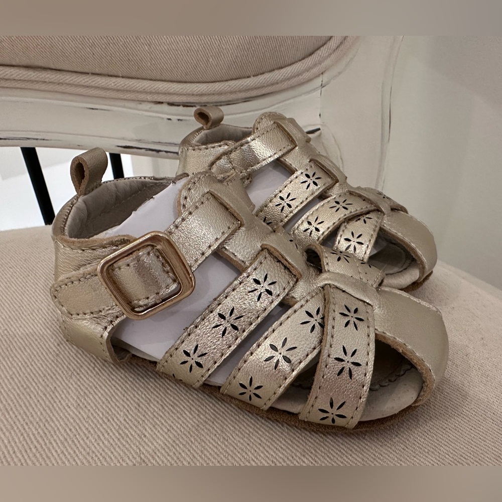 🦢 18~24 Mth Leather Robeez Gold Strappy Baby Sandals with cut out pattern NWT